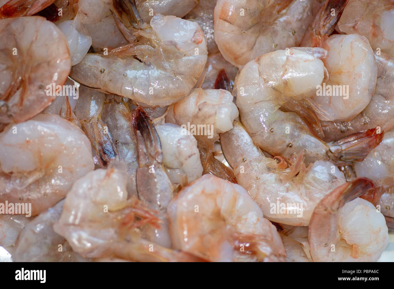 Lava fresca gamberetti appena risciacquato e pronto per essere cucinato.sul bancone della cucina. Foto Stock