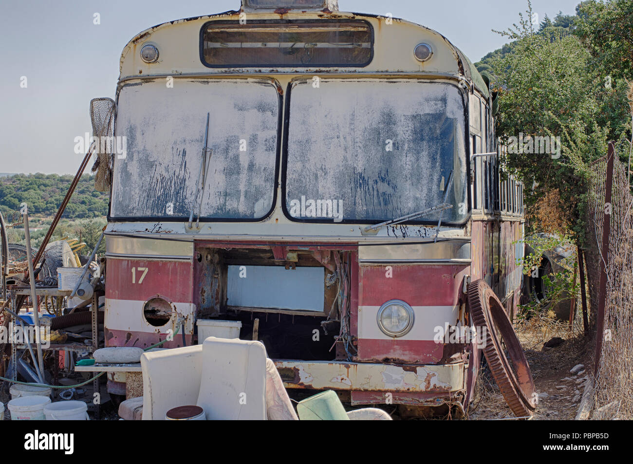 Vintage vecchio arrugginito bus regolari sull'isola di Rodi (Grecia) Foto Stock