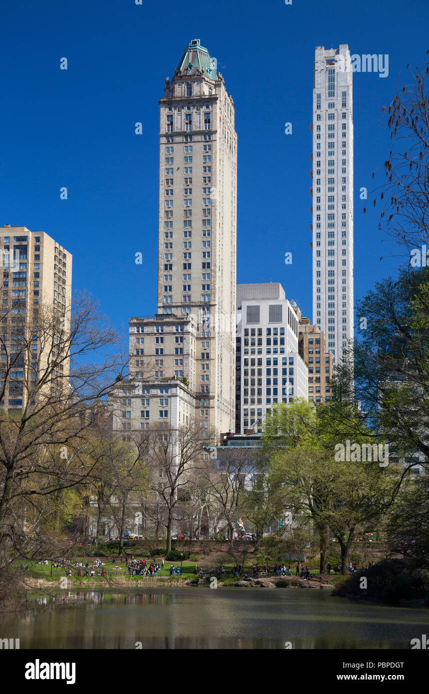 Guardando verso la città di New York il lato est superiore attraverso "l'Pond' di Central Park. Foto Stock