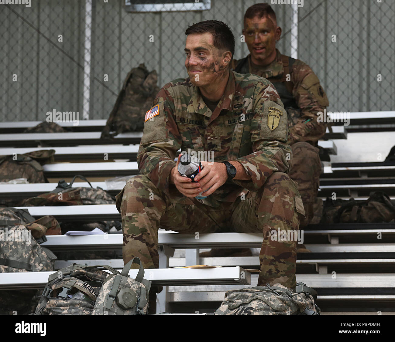 Sgt. John Gilleland, dalla manovra è il centro di eccellenza, compete nel giorno terra nav evento durante il TRADOC guerriero migliore concorrenza, Fort Gordon, Georgia, luglio 19, 2018. Il miglior guerriero concorso premia TRADOC sottufficiali e soldati che dimostrare impegno all'esercito valori, incarnano il guerriero di Ethos e rappresentano la forza del futuro eseguendo delle prove con fisica valutazioni, esami scritti, Urban Warfare le simulazioni e le altre attività del guerriero e punte di battaglia. (U.S. Esercito foto di Pfc Caeli Morris) Foto Stock