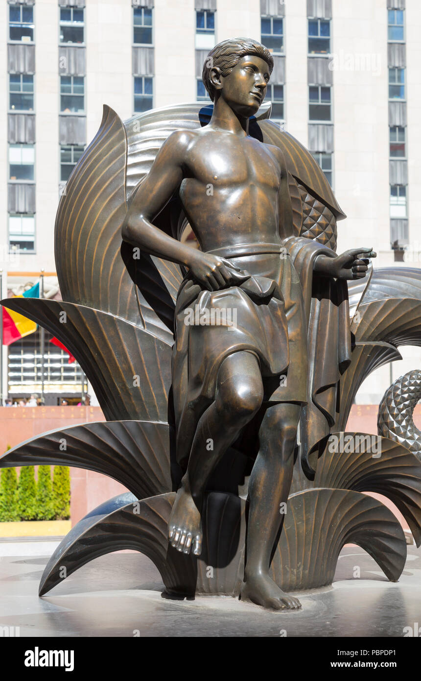 1936 cast statua in bronzo "Gioventù" di Paul Manship nel Sunken Plaza, Rockefeller Center, Midtown Manhattan, New York. Foto Stock