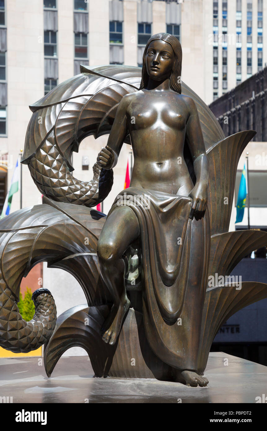 1936 cast statua in bronzo di 'Maiden' da Paul Manship nel Sunken Plaza, Rockefeller Center, Midtown Manhattan, New York. Foto Stock