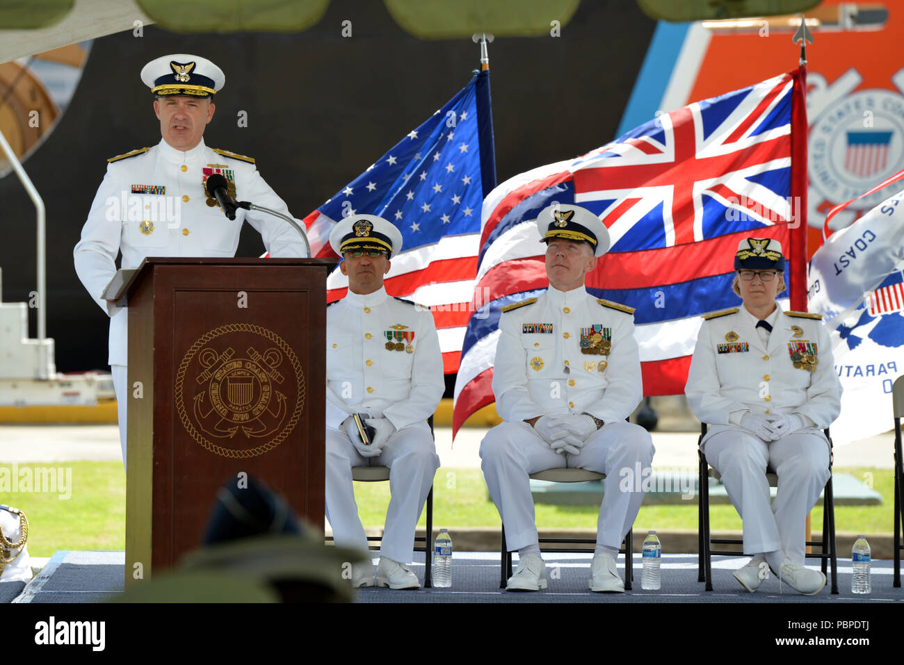 Il Coast Guard quattordicesimo distretto detiene una modifica del comando della cerimonia di addio a Adm posteriore. Brian K. Penoyer e benvenuto Adm posteriore. Kevin E. Lunday costa a base di guardia Honolulu, luglio 19, 2018. Il comandante di distretto sovrintende oltre 25 unità operativa nel Pacifico, che eseguono una varietà di missioni diverse che vanno dalla tutela delle risorse naturali a homeland security. (U.S. Coast Guard foto di Sottufficiali di terza classe Matteo West/rilasciato) Foto Stock