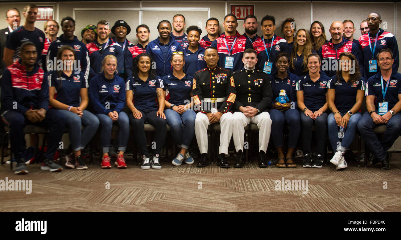 Marine Corps Reclutamento del comando sergente magg. Mike Lanpolsaen e Capt. Andrew Herbert posano per una foto con il Rugby USA i membri del team e del personale durante un incontro e saluto l'Hyatt Regency hotel in San Francisco, 19 giugno 2018. Quest'anno, il Marine Corps hanno partecipato alla Coppa del Mondo di Rugby Sevens come parte del suo partenariato con Stati Uniti Rugby. Giocatori di Rugby tendono a condividere il lo spirito di lotta realizzata in Marines e collaborando con USA Rugby, il National Governing Body per lo sport in America, il Marine Corps raggiungerà una ampia sezione trasversale di alta scuola e la collegiata-di età compresa tra i giocatori di rugby come pure un Foto Stock