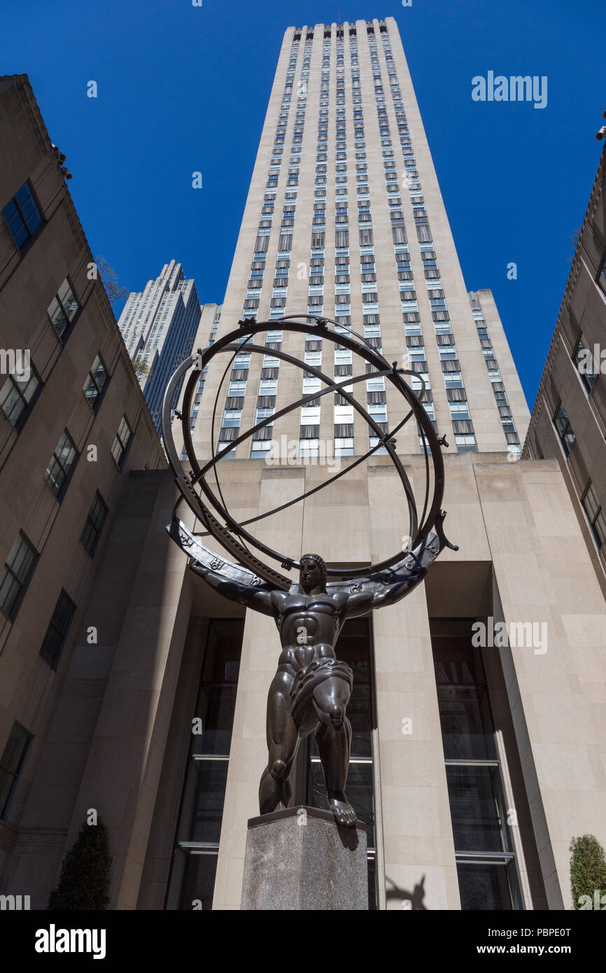 Atlas statua che si trova nella parte anteriore del Rockefeller Center di New York, Stati Uniti d'America Foto Stock
