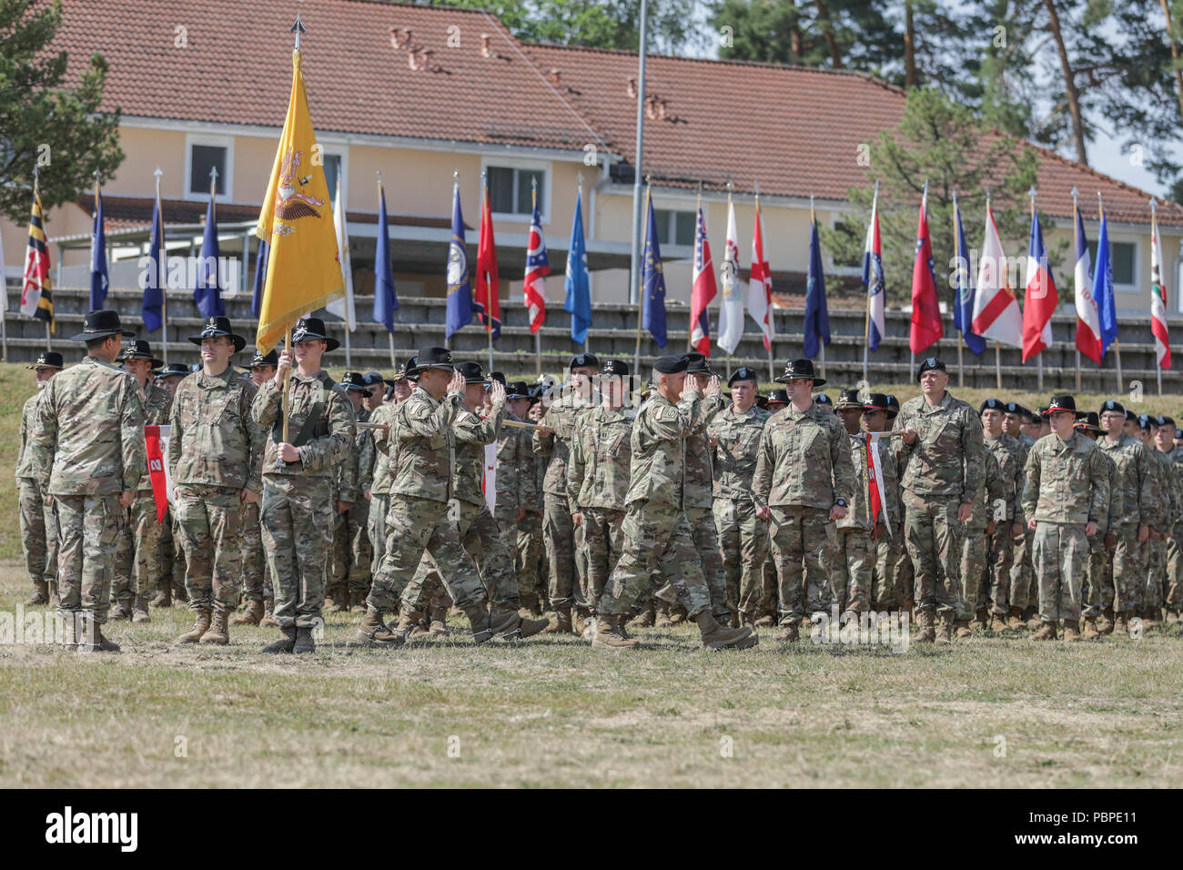 Brig. Gen. Christopher LaNeve, comandante generale, 7 Esercito di formazione comando, Col. Patrick J. Ellis, 79il colonnello del Reggimento, Col. Thomas M., Hough ottantesimo il colonnello del Reggimento e il Mag. Jeremy Volo, delegato, 2d reggimento di cavalleria, condurre un pass e la revisione delle truppe durante la modifica del comando cerimonia alla caserma di Rose, Germania, 20 luglio 2018. .(Stati Uniti Foto dell'esercito da 1Lt. Ellen C. Brabo, 2d della Cavalleria Foto Stock