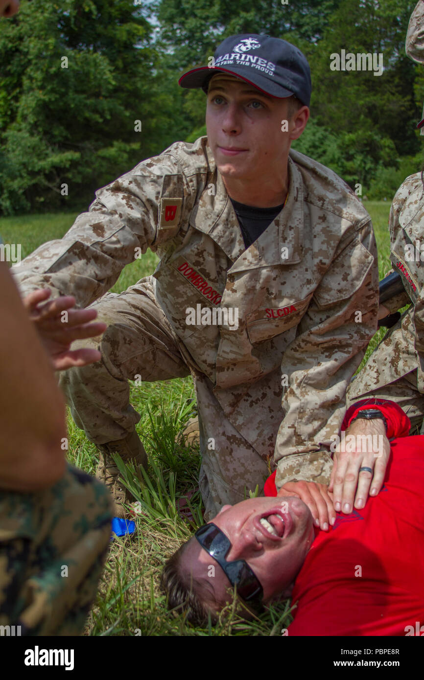 Dombroski Jack, uno studente a Dripping Springs High School a Seattle, Washington, si applica pressione al Marine Il Mag. Patrick McFarland, una assunzione responsabile di supporto per il primo Marine Corps distretto a stazione di reclutamento Baltimore, Maryland, durante un campo Esercizio di leadership durante il Marine Corps Reclutamento del comando 2018 Estate leadership e sviluppo di carattere Academy a bordo Marine Corps base Quantico, Virginia, luglio 20. Più di 200 studenti sono stati accettati in accademia, scelti da un consiglio di amministrazione di Marines che guardare per trovare i partecipanti con simili tratti caratteriali come Marines. Ispirato dalla ma Foto Stock