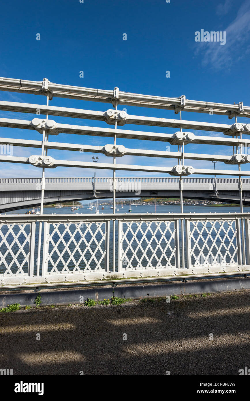 Lamiera sul vecchio ponte di sospensione a Conwy, Galles del Nord, Regno Unito. Foto Stock