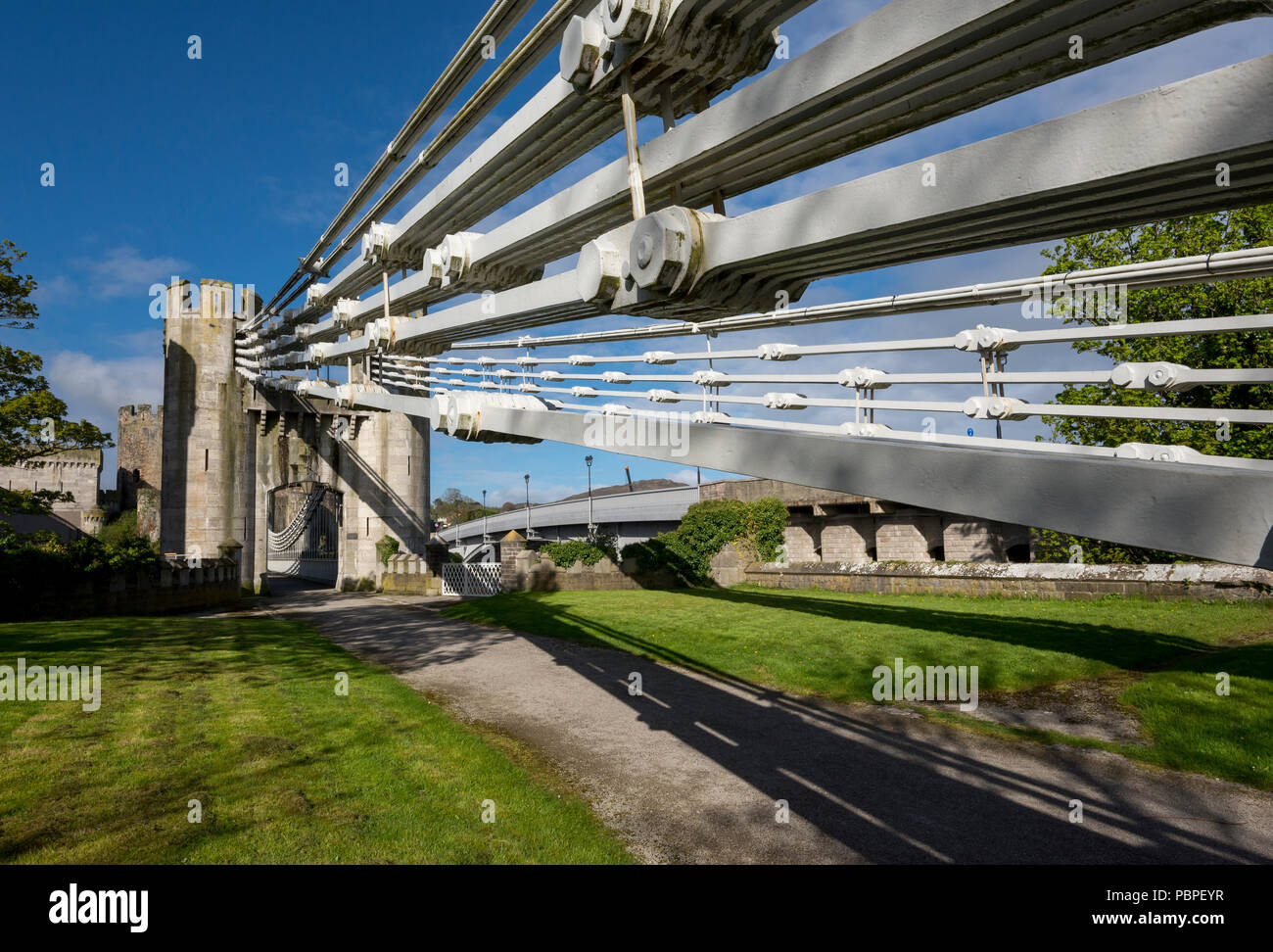 Cavi metallici a Conwy ponte di sospensione. Una famosa caratteristica della città di Conwy in Galles del Nord, Regno Unito. Foto Stock