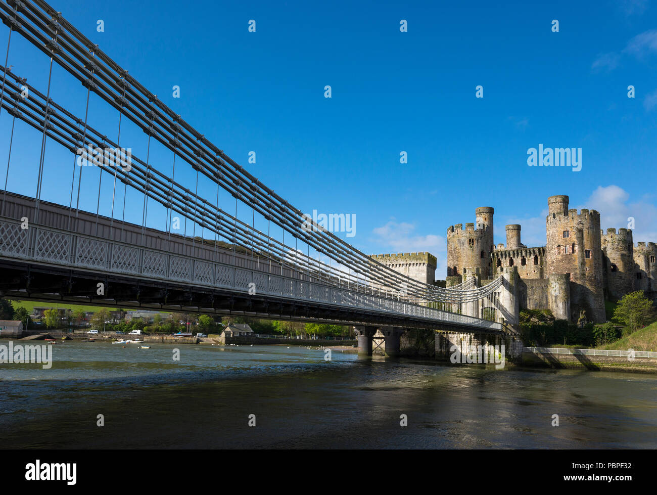 Conwy Castle e il famoso ponte sospeso sul fiume Conwy, Galles del Nord, Regno Unito Foto Stock