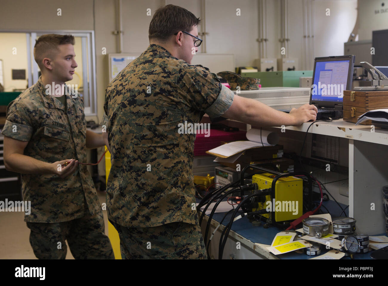 Sgt. Justin W. Ivie, destra e Cpl. Davis E. Steiner, sinistra, calibrare un veicolo automatizzato sistema diagnostico a Camp Kinser, Okinawa, in Giappone il 23 luglio 2018. Per una corretta calibrazione del sistema consente di Marines per identificare correttamente i problemi con i veicoli in tutta la terza Marine Logistics Group. Ivie e Steiner sono misure di test e per apparecchiature di diagnostica con i tecnici di manutenzione elettronica azienda logistica di combattimento del reggimento di 35, 3° MLG. Ivie è un nativo di Oviedo, Florida. Steiner è un nativo di Atlanta, Georgia. (U.S. Marine Corps photo by Lance Cpl. Armando Elizalde) Foto Stock
