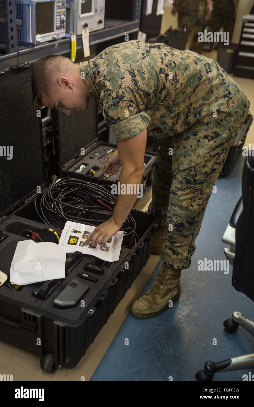 Cpl. Davis E. Steiner prepara un kit contenente un veicolo automatizzato sistema diagnostico a Camp Kinser, Okinawa, in Giappone, 23 luglio, 2018. Il kit contiene le apparecchiature utilizzate per identificare i problemi con un veicolo. Steiner, nativo di Atlanta in Georgia, è un tecnico di calibrazione con elettronica di società di manutenzione, logistica di combattimento reggimento 35, terzo Marine Logistics Group. (U.S. Marine Corps photo by Lance Cpl. Armando Elizalde) Foto Stock