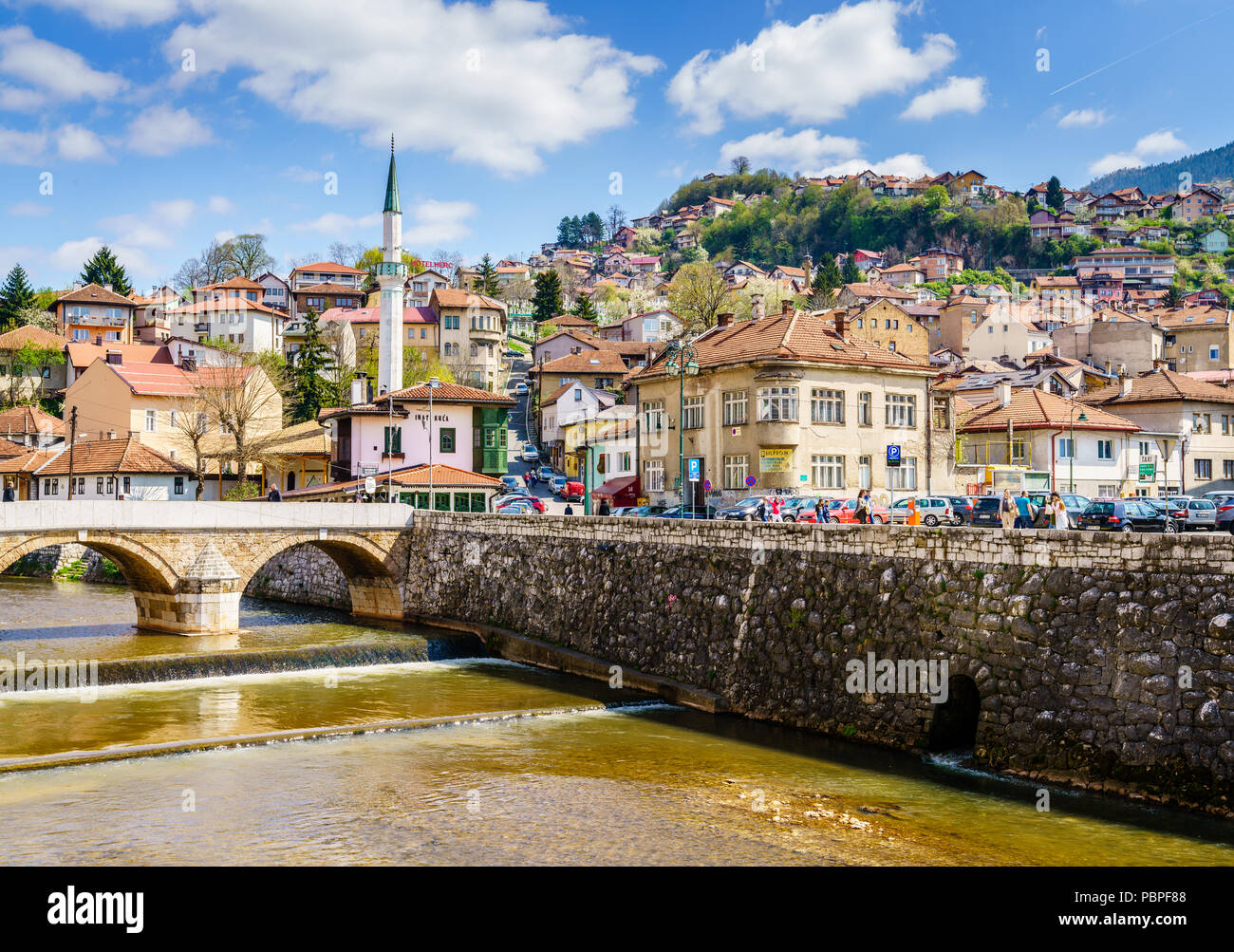 Sarajevo, Bosnia Erzegovina, Aprile 9, 2017: fiume Miljacka terrapieno in centro città di Sarajevo su una soleggiata giornata di primavera Foto Stock