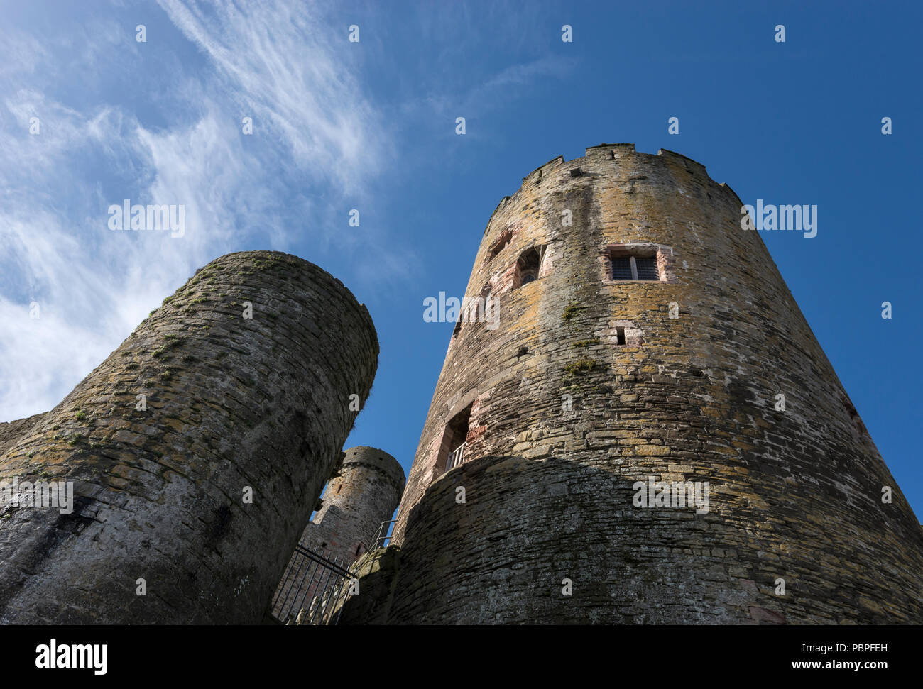 Cerca fino a torri rotonde di Conwy Castle nel Galles del Nord, Regno Unito. Foto Stock