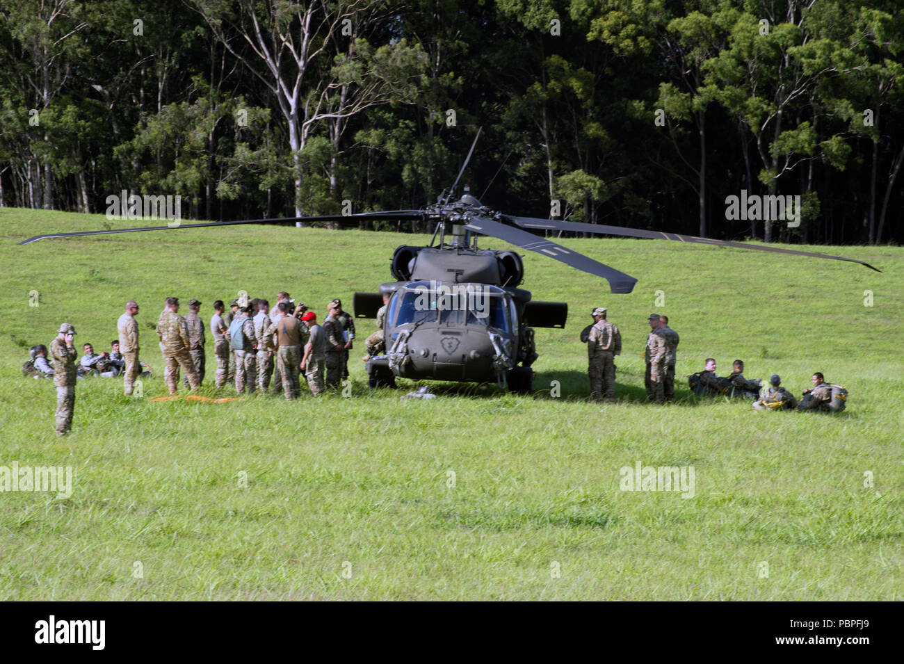 180719-N-BQ308-051 WAHIAWA, HAWAII (Luglio 19, 2018) - multinazionale di forze per le operazioni speciali (SOF) preparare per linea statica airborne inserimento durante la formazione del bordo del Pacifico (RIMPAC) Esercizio, 19 luglio. Venticinque nazioni, 46 navi, cinque sommergibili e circa 200 aerei e 25.000 personale partecipano RIMPAC dal 27 giugno al 2 agosto in e intorno alle Isole Hawaii e la California del Sud. Il più grande del mondo marittimo internazionale esercitazione RIMPAC offre una singolare opportunità di formazione promuovendo e sostenendo le relazioni cooperative tra i partecipanti alla critica e Foto Stock