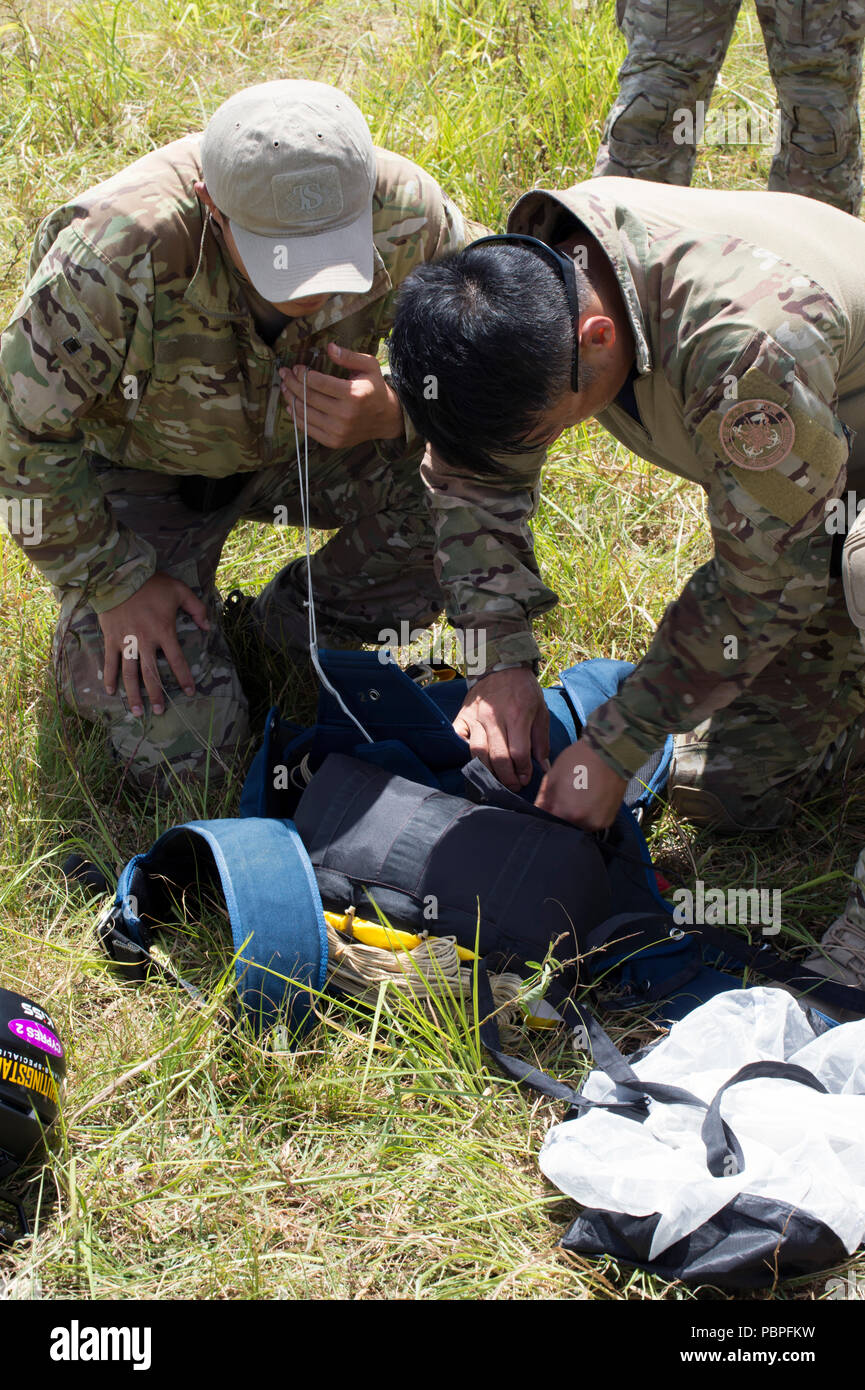 180719-N-BQ308-1226 WAHIAWA, Hawaii (Luglio 19, 2018) - Un membro della Repubblica di Corea Naval Special Warfare flottiglia passaggi il suo sparare mentre partecipano a operazioni di volo durante la formazione del bordo del Pacifico (RIMPAC) Esercizio, 19 luglio. Venticinque nazioni, 46 navi, cinque sommergibili e circa 200 aerei e 25.000 personale partecipano RIMPAC dal 27 giugno al 2 agosto in e intorno alle Isole Hawaii e la California del Sud. Il più grande del mondo marittimo internazionale esercitazione RIMPAC offre una singolare opportunità di formazione promuovendo e sostenendo la relazione cooperativa Foto Stock