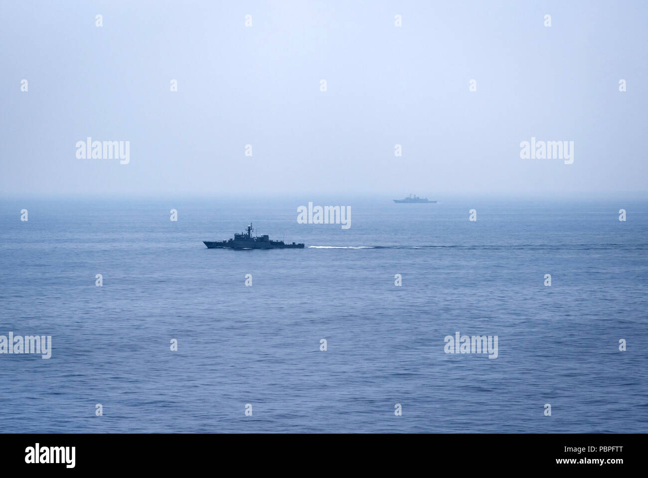 180723-N-LI768-1321 OCEANO PACIFICO (Luglio 23, 2018) - La Marina peruviana maritime patrol boat BAP Ferré (PM 211) transita l'Oceano Pacifico durante la partecipazione nel cerchio del Pacifico (RIMPAC) esercizio. Venticinque nazioni, 46 navi, cinque sommergibili e circa 200 aerei e 25.000 personale partecipano RIMPAC dal 27 giugno al 2 agosto in e intorno alle Isole Hawaii e la California del Sud. Il più grande del mondo marittimo internazionale esercitazione RIMPAC offre una singolare opportunità di formazione promuovendo e sostenendo le relazioni cooperative tra i partecipanti critici per ensurin Foto Stock