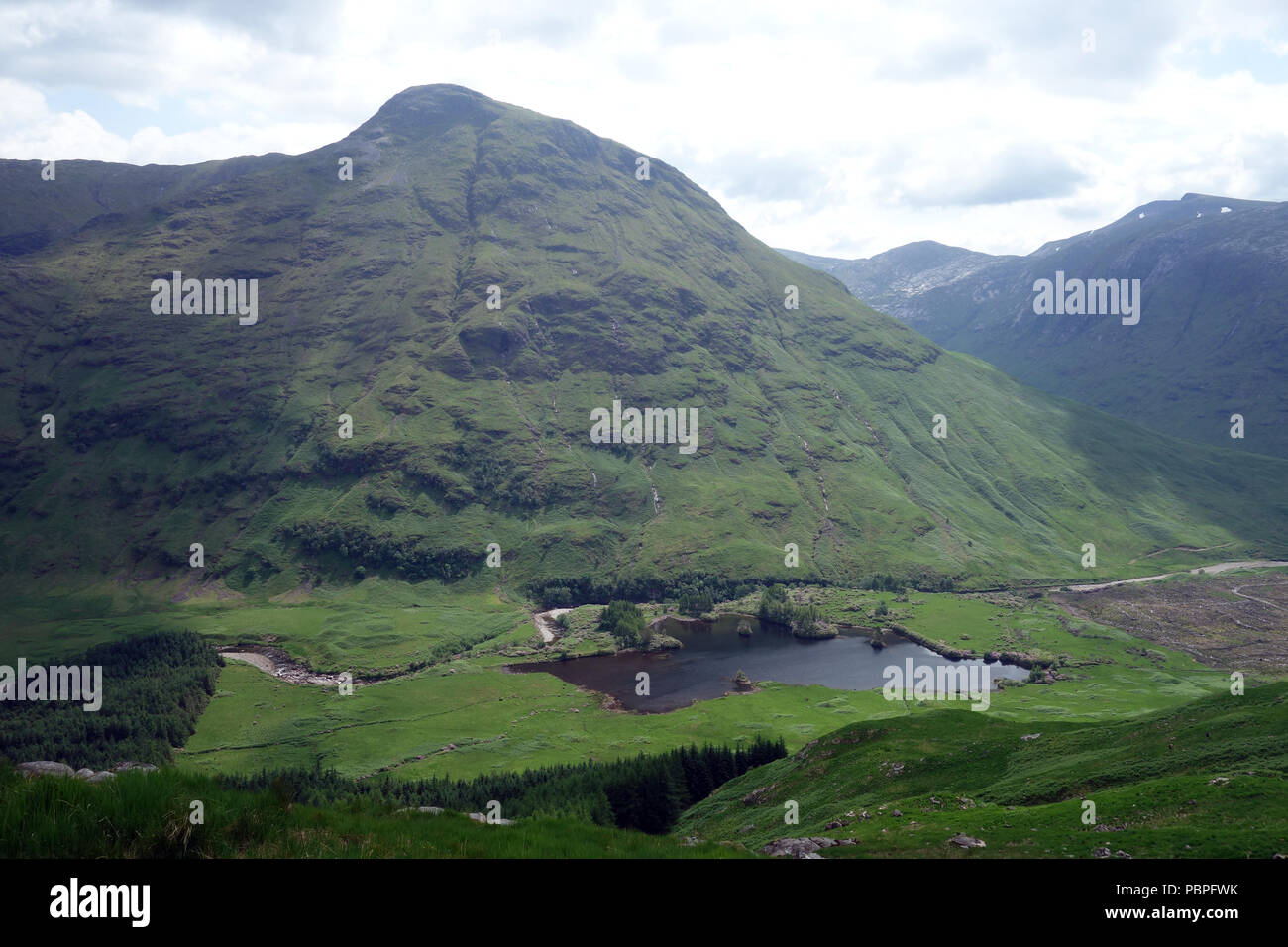 La montagna scozzese Corbett Stob Dubh su Beinn Ceitlein il sollevamento sopra Lochan Urr in Glen Etive, Highlands scozzesi, Scotland, Regno Unito. Foto Stock