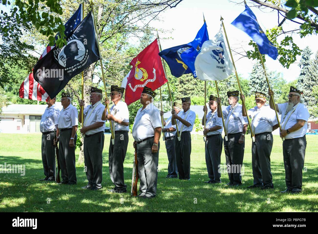 180723-N-VH385-0011 FARGO, N.D. (Luglio 23, 2018) - Membri dei veterani delle guerre straniere (VFW), Post 762, Fargo, sfilano i colori e le bandiere di ciascun ramo militare durante una ghirlanda-posa cerimonia per onorare i membri del Gato-class submarine USS Robalo (SS 273) Durante Fargo-Moorhead Metro Navy settimana. La Marina Ufficio di comunicazione alla Comunità utilizza la Marina programma settimana per portare i marinai della marina militare, attrezzature e visualizza per circa 14 città americane ogni anno per una settimana di calendario di impegni di outreach progettato per gli americani per sperimentare di prima mano come gli Stati Uniti Marina è la Marina i compit Foto Stock