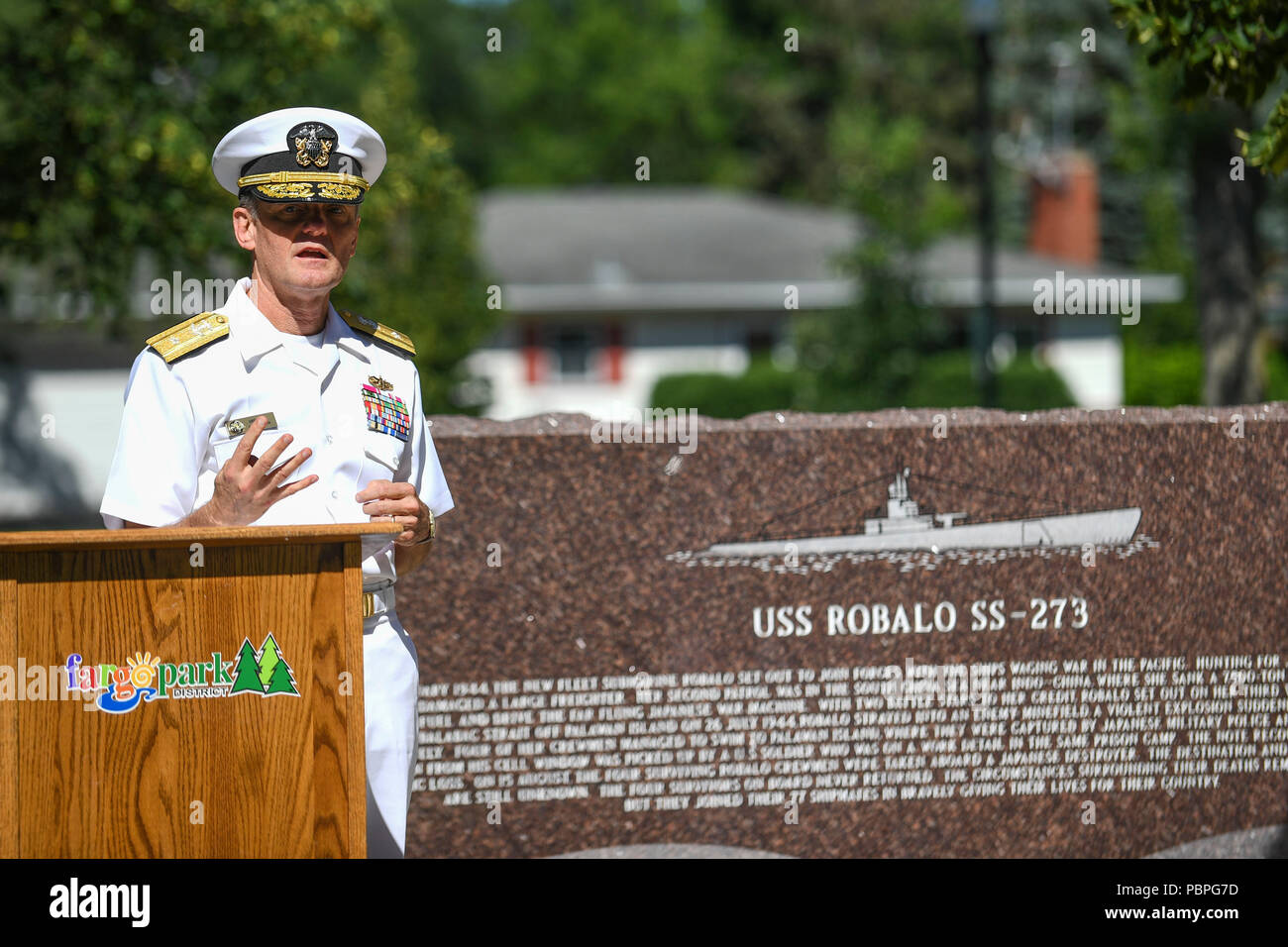 180723-N-VH385-0018 FARGO, N.D. (Luglio 23, 2018) - Posteriore Adm. Gene F. Prezzo, commander, Navale informazioni riserva di forza, offre commento durante una ghirlanda-posa cerimonia per onorare i membri del Gato-class submarine USS Robalo (SS 273) Durante Fargo-Moorhead Metro Navy settimana. La Marina Ufficio di comunicazione alla Comunità utilizza la Marina programma settimana per portare i marinai della marina militare, attrezzature e visualizza per circa 14 città americane ogni anno per una settimana di calendario di impegni di outreach progettato per gli americani per sperimentare di prima mano come gli Stati Uniti Marina è la Marina Militare la nazione ha bisogno. (U.S. Foto di Marina di Massa Foto Stock