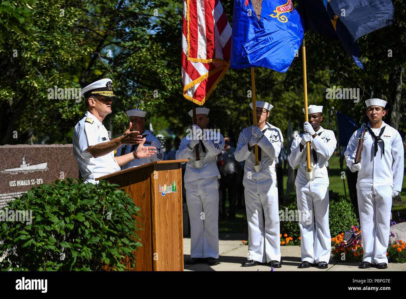 180723-N-VH385-0021 FARGO, N.D. (Luglio 23, 2018) - Posteriore Adm. Gene F. Prezzo, commander, Navale informazioni riserva di forza, offre commento durante una ghirlanda-posa cerimonia per onorare i membri del Gato-class submarine USS Robalo (SS 273) Durante Fargo-Moorhead Metro Navy settimana. La Marina Ufficio di comunicazione alla Comunità utilizza la Marina programma settimana per portare i marinai della marina militare, attrezzature e visualizza per circa 14 città americane ogni anno per una settimana di calendario di impegni di outreach progettato per gli americani per sperimentare di prima mano come gli Stati Uniti Marina è la Marina Militare la nazione ha bisogno. (U.S. Foto di Marina di Massa Foto Stock