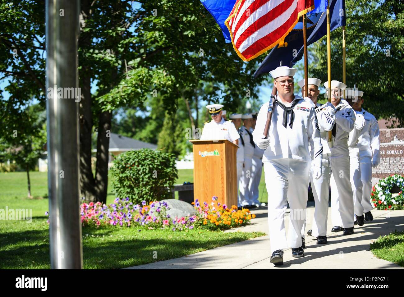 180723-N-VH385-0028 FARGO, N.D. (Luglio 23, 2018) - Marina Centro Supporto Operativo Fargo color guard sfilate i colori durante una ghirlanda-posa cerimonia per onorare i membri del Gato-class submarine USS Robalo (SS 273) Durante Fargo-Moorhead Metro Navy settimana. La Marina Ufficio di comunicazione alla Comunità utilizza la Marina programma settimana per portare i marinai della marina militare, attrezzature e visualizza per circa 14 città americane ogni anno per una settimana di calendario di impegni di outreach progettato per gli americani per sperimentare di prima mano come gli Stati Uniti Marina è la Marina Militare la nazione ha bisogno. (U.S. Navy foto di comunicazione di massa Foto Stock