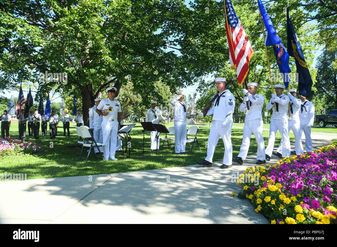 180723-N-VH385-0082 FARGO, N.D. (Luglio 23, 2018) - STATI UNITI Colore Navy parate di guardia i colori durante una ghirlanda-posa cerimonia per onorare i membri del Gato-class submarine USS Robalo (SS 273) Durante Fargo-Moorhead Metro Navy settimana. La Marina Ufficio di comunicazione alla Comunità utilizza la Marina programma settimana per portare i marinai della marina militare, attrezzature e visualizza per circa 14 città americane ogni anno per una settimana di calendario di impegni di outreach progettato per gli americani per sperimentare di prima mano come gli Stati Uniti Marina è la Marina Militare la nazione ha bisogno. (U.S. Foto di Marina di Massa lo specialista di comunicazione 2a classe Wyatt Foto Stock