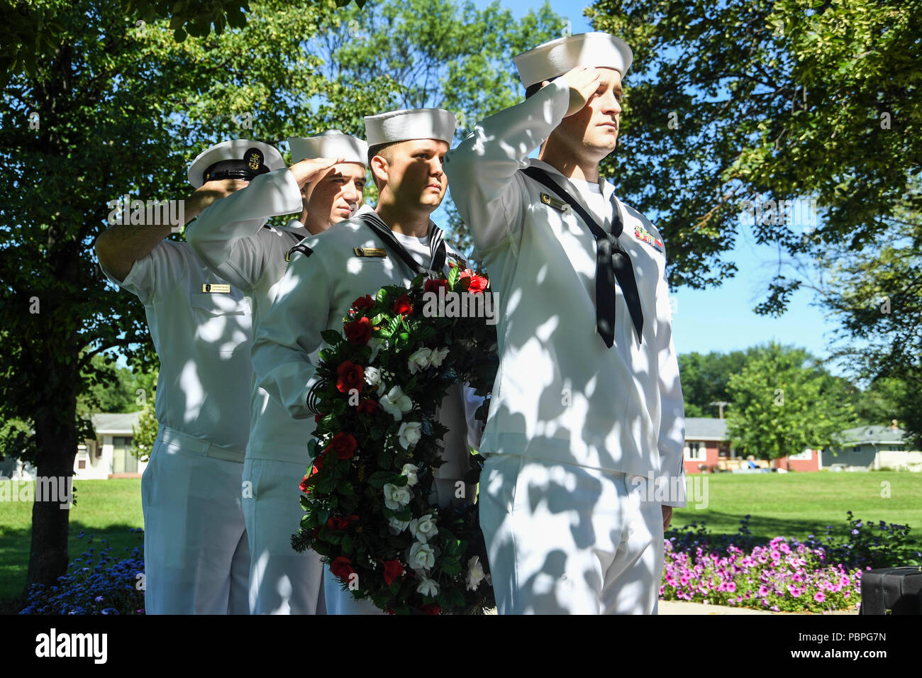 180723-N-VH385-0090 FARGO, N.D. (Luglio 23, 2018) - Membri della Virginia-classe energia nucleare sottomarino attacco USS North Dakota (SSN 784) rendono saluta durante una ghirlanda-posa cerimonia per onorare i membri del Gato-class submarine USS Robalo (SS 273) Durante Fargo-Moorhead Metro Navy settimana. La Marina Ufficio di comunicazione alla Comunità utilizza la Marina programma settimana per portare i marinai della marina militare, attrezzature e visualizza per circa 14 città americane ogni anno per una settimana di calendario di impegni di outreach progettato per gli americani per sperimentare di prima mano come gli Stati Uniti Marina è la Marina Militare la nazione ha bisogno. (U.S. Foto Stock