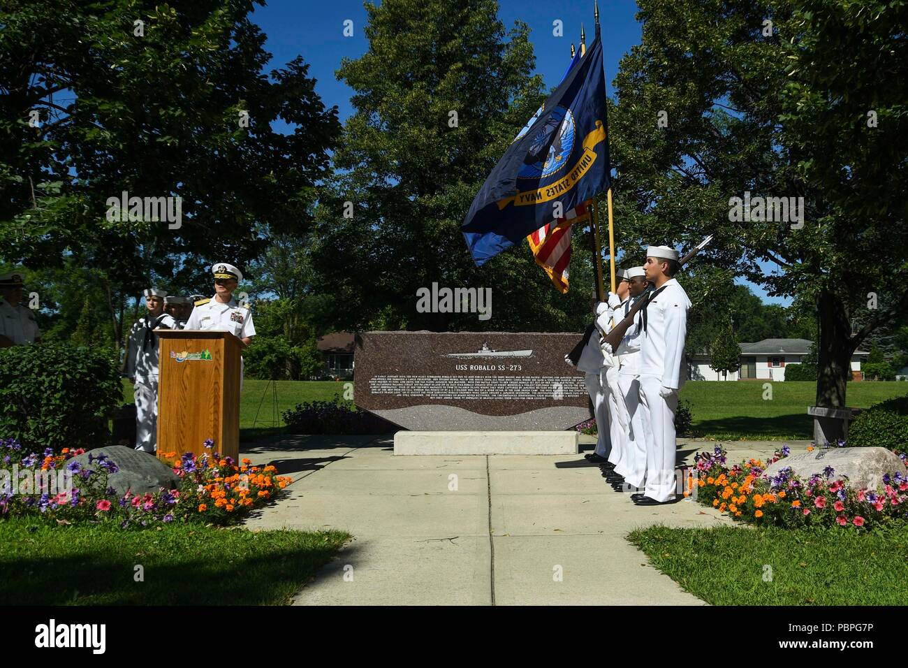 180723-N-VH385-0096 FARGO, N.D. (Luglio 23, 2018) - Posteriore Adm. Gene F. Prezzo, commander, Navale informazioni riserva di forza, offre commento durante una ghirlanda-posa cerimonia per onorare i membri del Gato-class submarine USS Robalo (SS 273) Durante Fargo-Moorhead Metro Navy settimana. La Marina Ufficio di comunicazione alla Comunità utilizza la Marina programma settimana per portare i marinai della marina militare, attrezzature e visualizza per circa 14 città americane ogni anno per una settimana di calendario di impegni di outreach progettato per gli americani per sperimentare di prima mano come gli Stati Uniti Marina è la Marina Militare la nazione ha bisogno. (U.S. Foto di Marina di Massa Foto Stock
