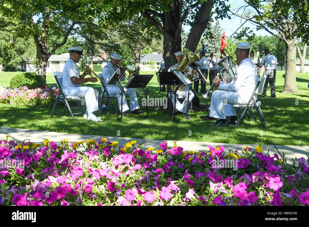 180723-N-VH385-0001 FARGO, N.D. (Luglio 23, 2018) - Membri della banda della marina Grandi Laghi eseguire durante una ghirlanda di cerimonia di posa per i membri del Gato-class submarine USS Robalo (SS 273) Durante Fargo-Moorhead Metro Navy settimana. La Marina Ufficio di comunicazione alla Comunità utilizza la Marina programma settimana per portare i marinai della marina militare, attrezzature e visualizza per circa 14 città americane ogni anno per una settimana di calendario di impegni di outreach progettato per gli americani per sperimentare di prima mano come gli Stati Uniti Marina è la Marina Militare la nazione ha bisogno. (U.S. Foto di Marina di Massa lo specialista di comunicazione 2a classe Wyatt Anthony/R Foto Stock
