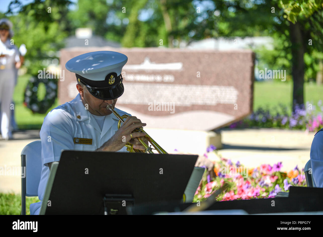 180723-N-VH385-0003 FARGO, N.D. (Luglio 23, 2018) - Chief Musician Brandon Barbee, nativo di Evansville, Ind. e assegnato alla banda della marina Grandi Laghi, suona la tromba durante una ghirlanda di cerimonia di posa per i membri del Gato-class submarine USS Robalo (SS-273) durante Fargo-Moorhead Metro Navy settimana. La Marina Ufficio di comunicazione alla Comunità utilizza la Marina programma settimana per portare i marinai della marina militare, attrezzature e visualizza per circa 14 città americane ogni anno per una settimana di calendario di impegni di outreach progettato per gli americani per sperimentare di prima mano come gli Stati Uniti Marina è la Marina Militare la nazione ha bisogno. Foto Stock