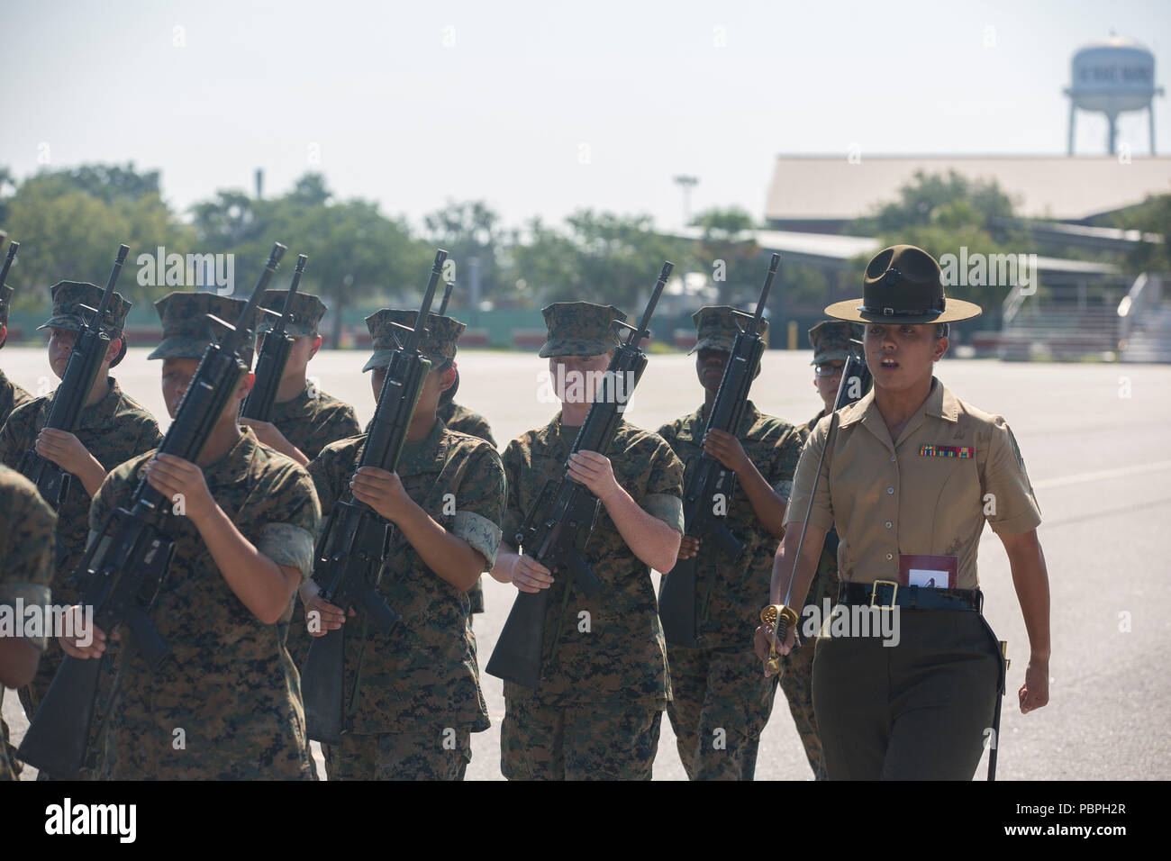 Il Battaglione di addestramento reclute del corpo dei Marines degli Stati Uniti conduce valutazioni iniziali al Marine Corps Recruit Depot Parris Island, Carolina del Sud. Il 23 luglio 2018, un istruttore di trapano del Platoon 4036, Oscar Company, 4th Recruit Training Battalion, comandò reclute durante Initial Drill al Peatross Parade Deck, dove le prestazioni sono valutate in base alla fiducia, all'attenzione ai dettagli e alla disciplina. L'immagine di archivio documenta la formazione durante la valutazione. Foto Stock