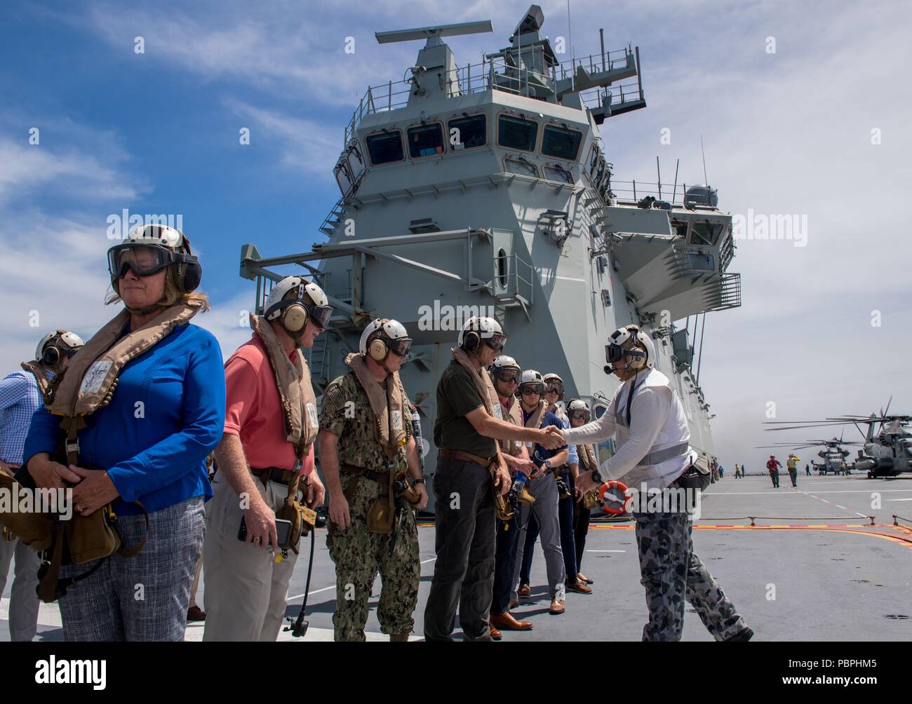 180720-N-VR594-1108 in mare (19 luglio 2018) DEGLI STATI UNITI Rappresentanti partono il ponte di volo dell'Atterraggio elicottero nave dock HMAS Adelaide (L01) durante il cerchio del Pacifico (RIMPAC) Esercizio, luglio 20. Venticinque nazioni, 46 navi, cinque sommergibili e circa 200 aerei e 25.000 personale partecipano RIMPAC dal 27 giugno al 2 agosto in e intorno alle Isole Hawaii e la California del Sud. Il più grande del mondo marittimo internazionale esercitazione RIMPAC offre una singolare opportunità di formazione promuovendo e sostenendo le relazioni cooperative tra i partecipanti sono fondamentali per garantire Foto Stock