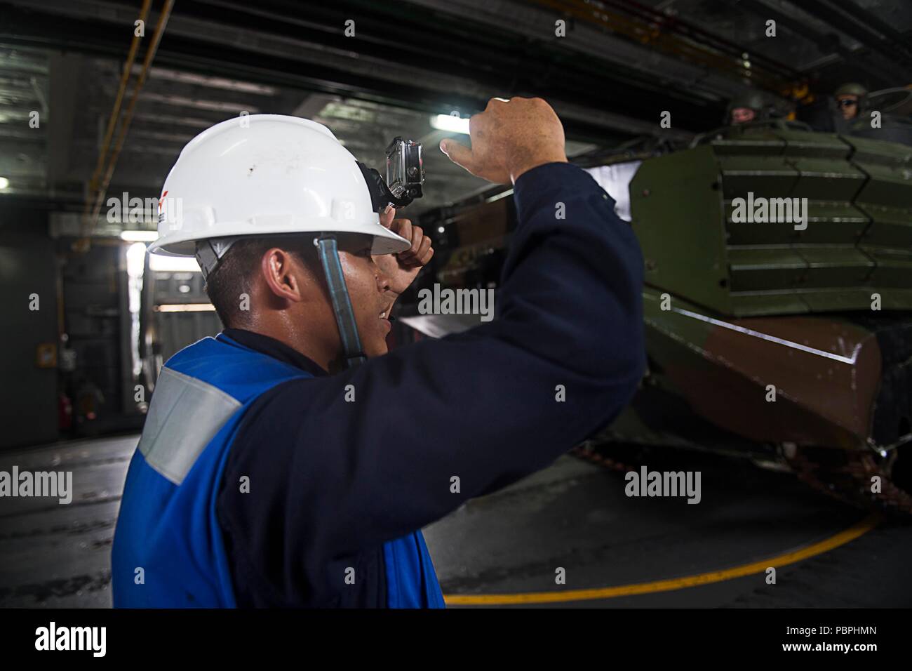 180723-N-VR594-1018 OCEANO PACIFICO (Luglio 23, 2018) Philippine Navy Seaman prima di Boatswain Mate Gerald Ramos guide un assalto anfibio veicolo (AAV) assegnata al Combat Assault Company, 3° Reggimento Marine nel ben coperta della marina militare filippino piattaforma di atterraggio dock BRP Davao Del Sur (LD 602) durante il cerchio del Pacifico (RIMPAC) Esercizio, 23 luglio. Questa è la prima volta che Davao Del Sur ha condotto le operazioni con U.S. Marine di AAV. Venticinque nazioni, 46 navi, cinque sommergibili e circa 200 aerei e 25.000 personale partecipano RIMPAC dal 27 giugno al 2 agosto in ed intorno a Foto Stock