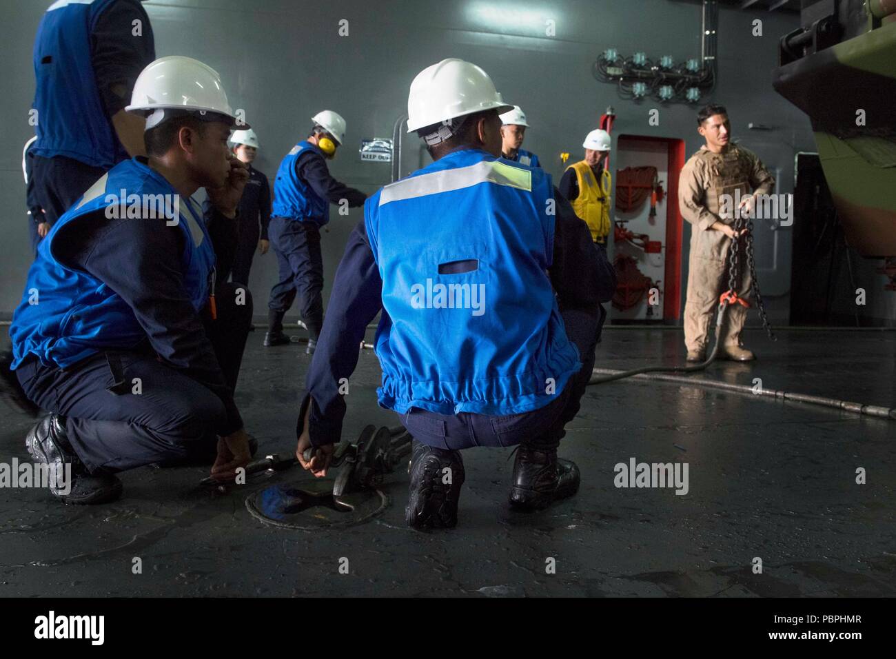 180723-N-VR594-1062 OCEANO PACIFICO (Luglio 23, 2018) Marines assegnato al Combat Assault Company, 3° Reggimento Marine treno Philippine Navy marinai a concatenamento all assalto veicoli anfibi (AAV) nel ben coperta a bordo della marina militare filippino piattaforma di atterraggio dock BRP Davao Del Sur (LD 602) durante il cerchio del Pacifico (RIMPAC) Esercizio, 23 luglio. Questa è la prima volta che Davao Del Sur ha condotto le operazioni con U.S. Marine di AAV. Venticinque nazioni, 46 navi, cinque sommergibili e circa 200 aerei e 25.000 personale partecipano RIMPAC dal 27 giugno al 2 agosto in e attorno alla Haw Foto Stock