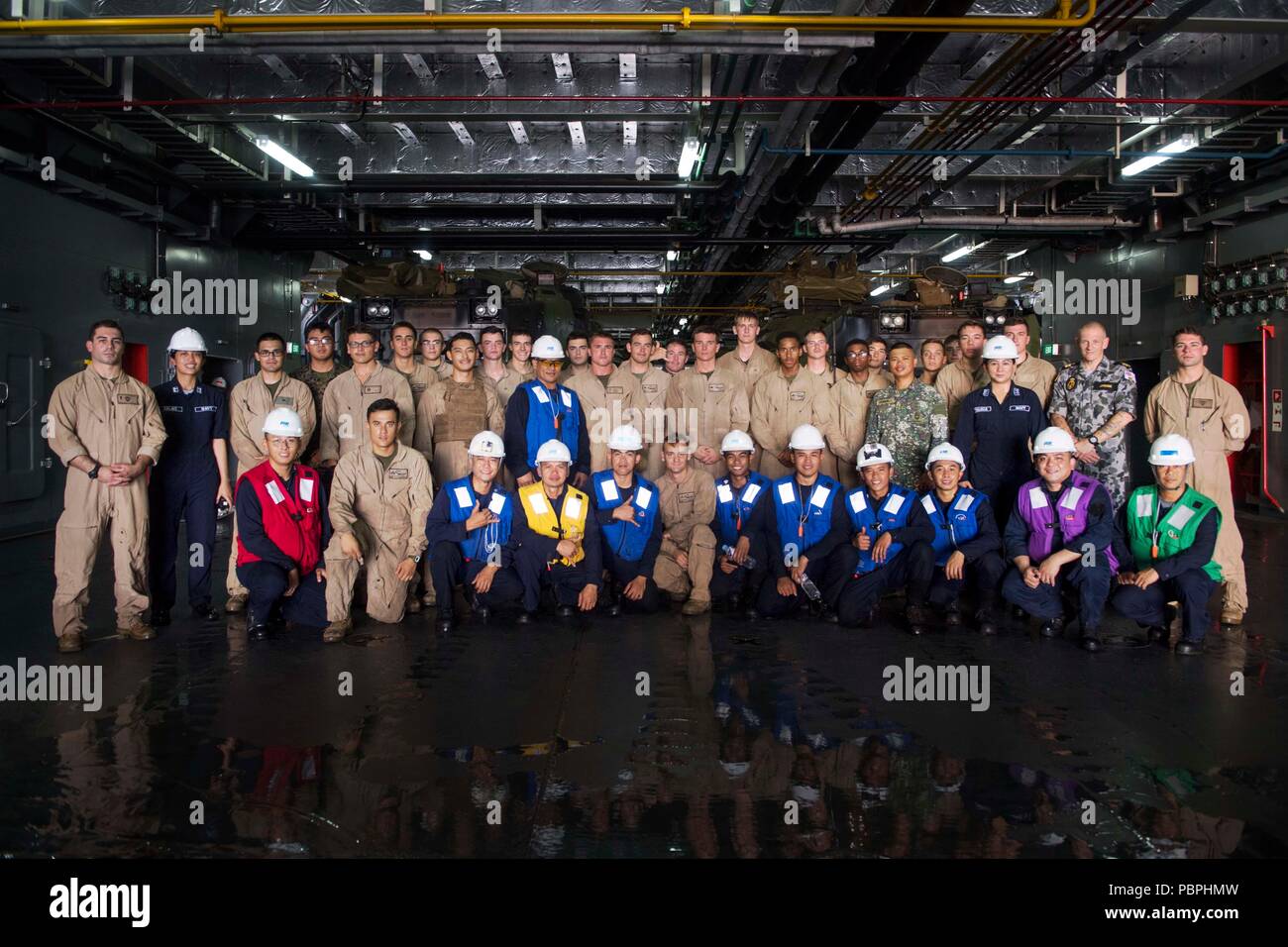 180723-N-VR594-1096 OCEANO PACIFICO (Luglio 23, 2018) DEGLI STATI UNITI Marines, filippino marinai della marina militare, Philippine Marines e Royal Australian Navy i marinai si riuniscono per una foto dopo l'assalto di imbarco veicoli anfibi (AAV) nel pozzetto del ponte della marina militare filippino piattaforma di atterraggio dock BRP Davao Del Sur (LD 602) durante il cerchio del Pacifico (RIMPAC) Esercizio, 23 luglio. Questa è la prima volta che Davao Del Sur ha condotto le operazioni con U.S. Marine di AAV. Venticinque nazioni, 46 navi, cinque sommergibili e circa 200 aerei e 25.000 personale partecipano RIMPAC dal 27 giugno al 2 agosto e aro Foto Stock