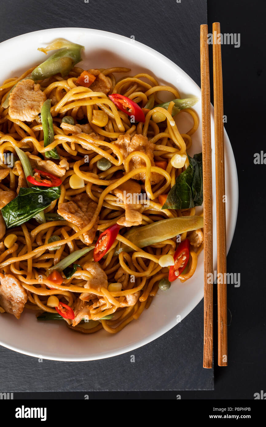Wok stir fry egg noodles con pollo fritto e le spezie thai e piccante  tradizionale cucina asiatica food Foto stock - Alamy