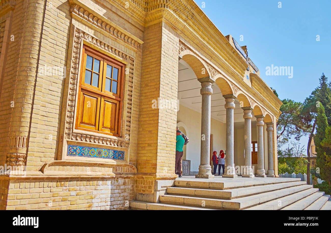 YAZD, IRAN - 18 ottobre 2017: il portico di Atash Behram fuoco zoroastriano tempio, costruito in achemenide stile architettonico, il 18 ottobre a Yazd. Foto Stock
