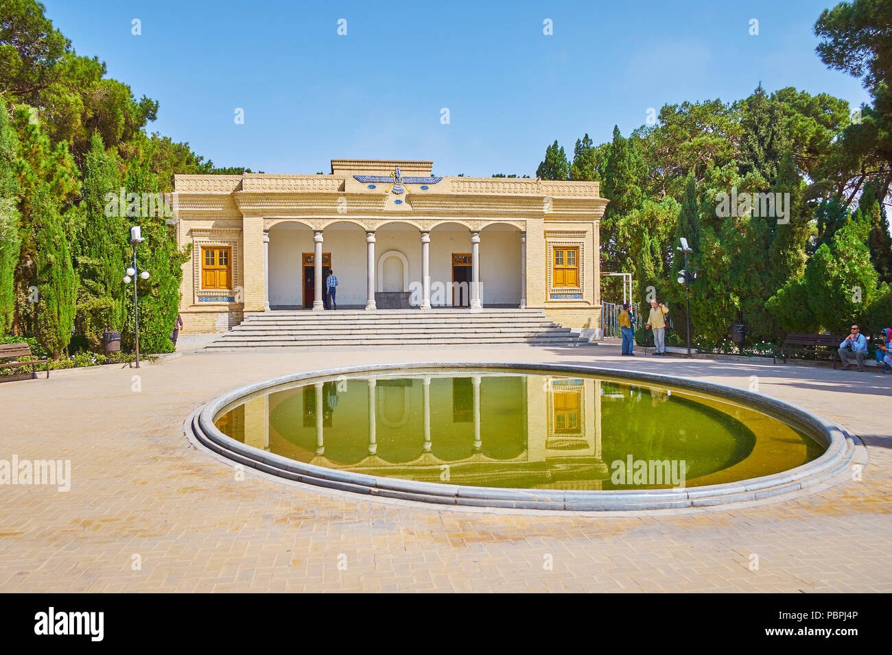 YAZD, IRAN - 18 ottobre 2017: la facciata di Zoroastriano Atash Behram (Vittoriosa Fire) Tempio con lussureggiante giardino verde intorno ad esso e il piccolo laghetto, su Foto Stock
