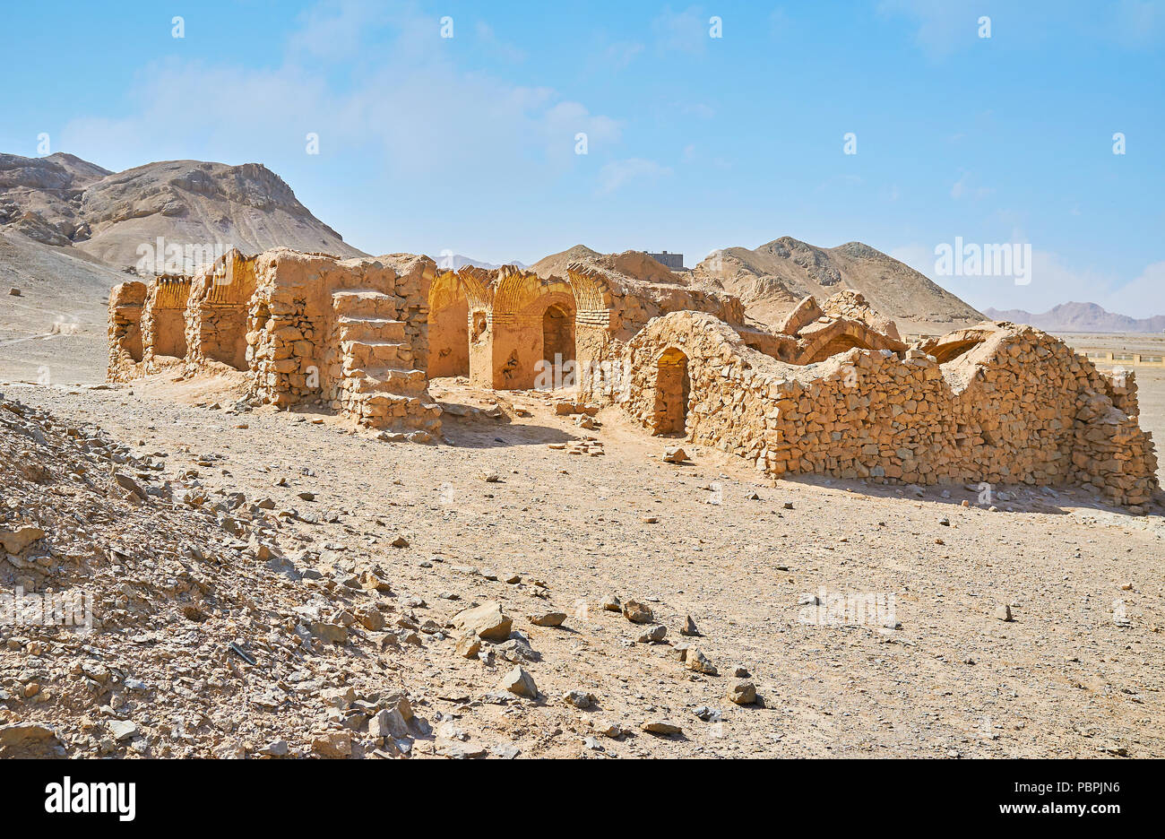 L'antico complesso, denominato torri del silenzio, situato nel deserto accanto a Yazd, è meta turistica molto oggetto della cultura zoroastriana, Iran. Foto Stock