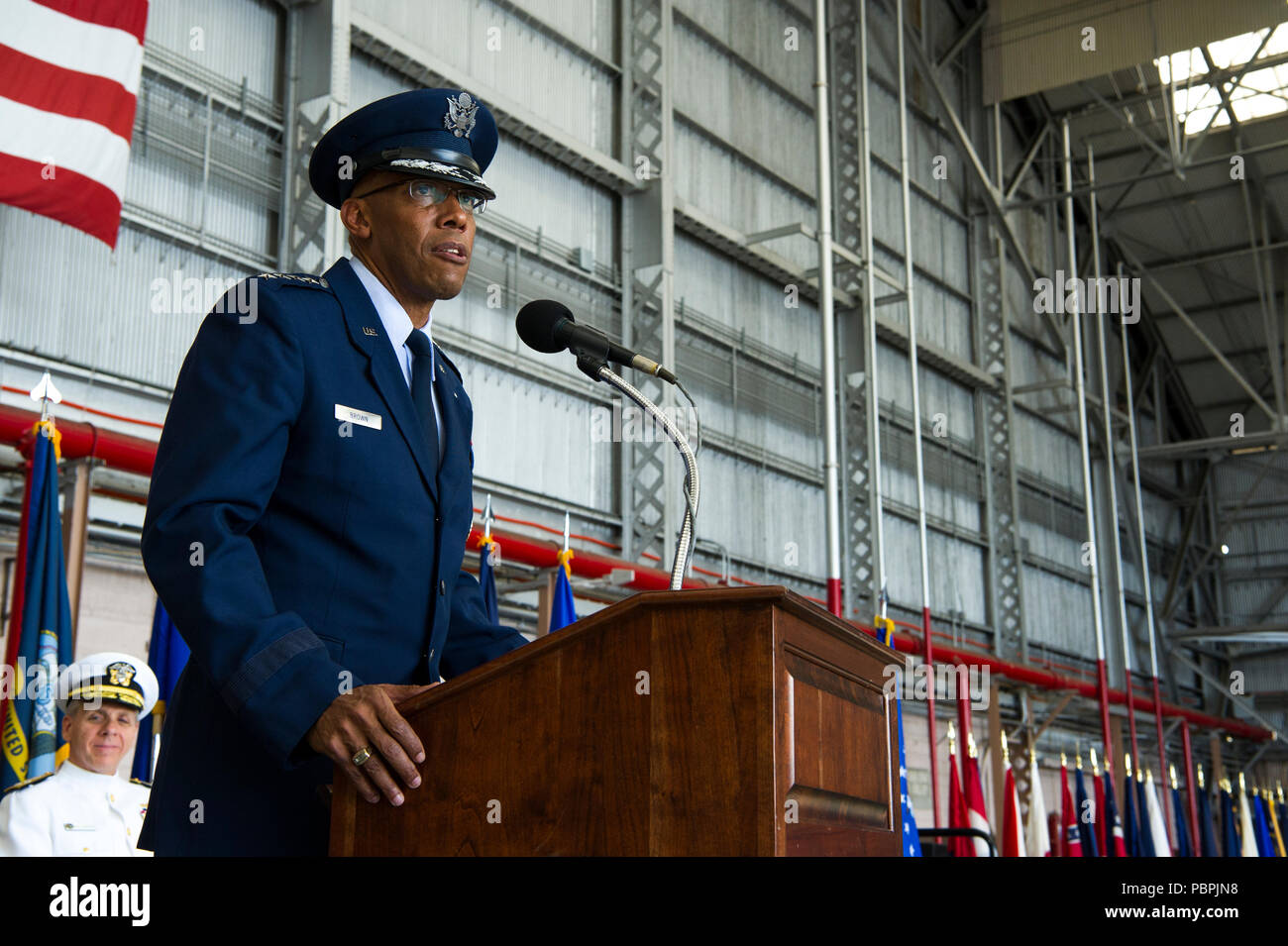 Gen. come può esserlo l' Brown, Jr. dà il suo commento durante il Pacific Air forze (PACAF) ipotesi del comando cerimonia alla base comune Harbor-Hickam perla, Hawaii, luglio 26, 2018. PACAF è responsabile per la Air Force attività distribuite su metà del globo in un comando che supporta più di 46.000 aviatori che serve principalmente in Giappone e Corea, Hawaii, Alaska e Guam. (U.S. Air Force photo by Staff Sgt. Jack Sanders) Foto Stock