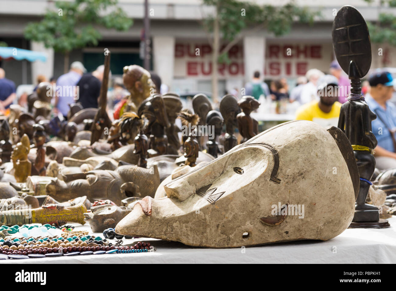 Le maschere africane in vendita - tradizionali maschere africane venduti al mercato delle pulci di Parigi, in Francia, in Europa. Foto Stock