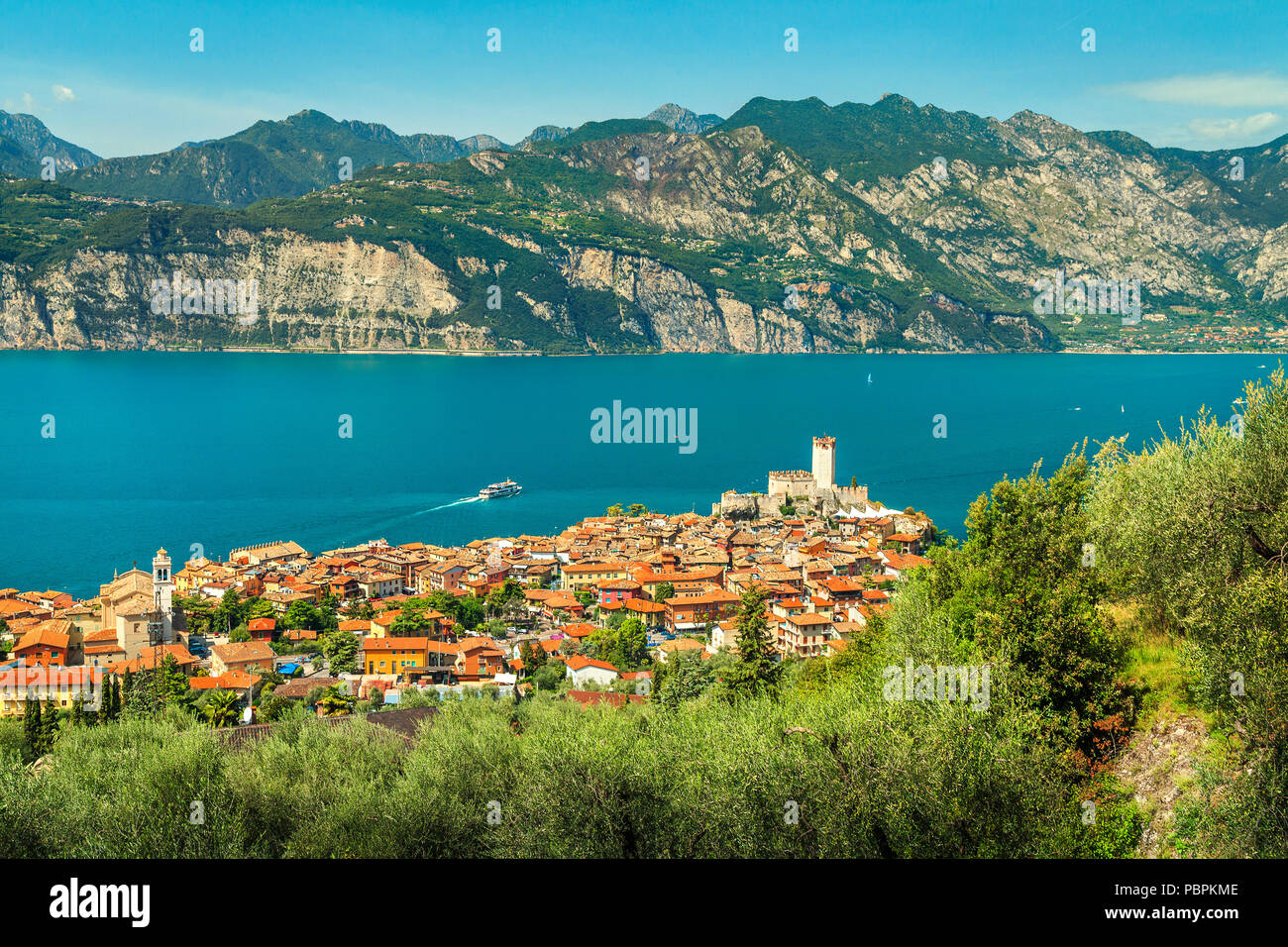 Spettacolare Malcesine località turistica e oliveto con il maestoso lago di Garda in background, Italia, Europa Foto Stock