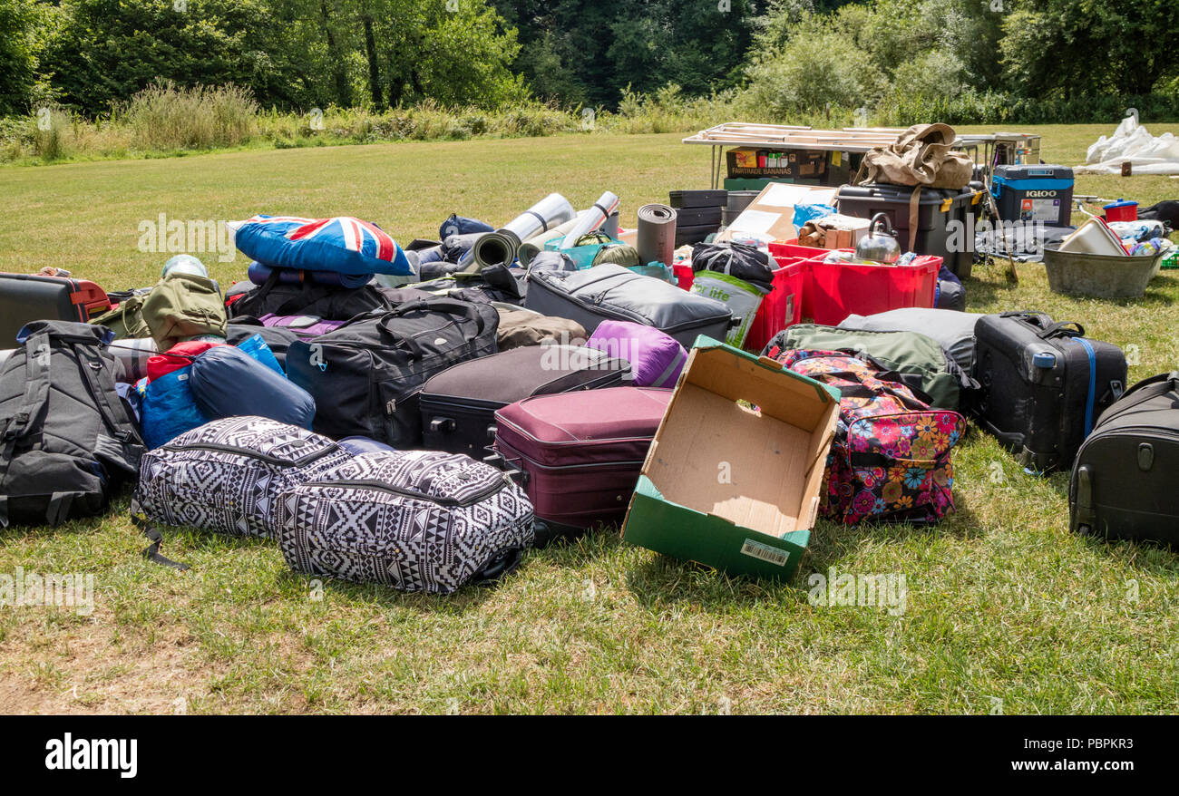 Una grande quantità di attrezzature per il campeggio e gli effetti personali in un campeggio, England, Regno Unito Foto Stock