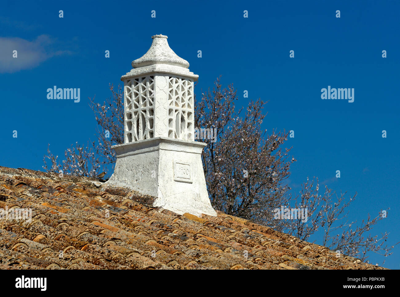 Un vecchio, molto ornati, Moresco camino vicino a Tavira, Algarve, PORTOGALLO Foto Stock
