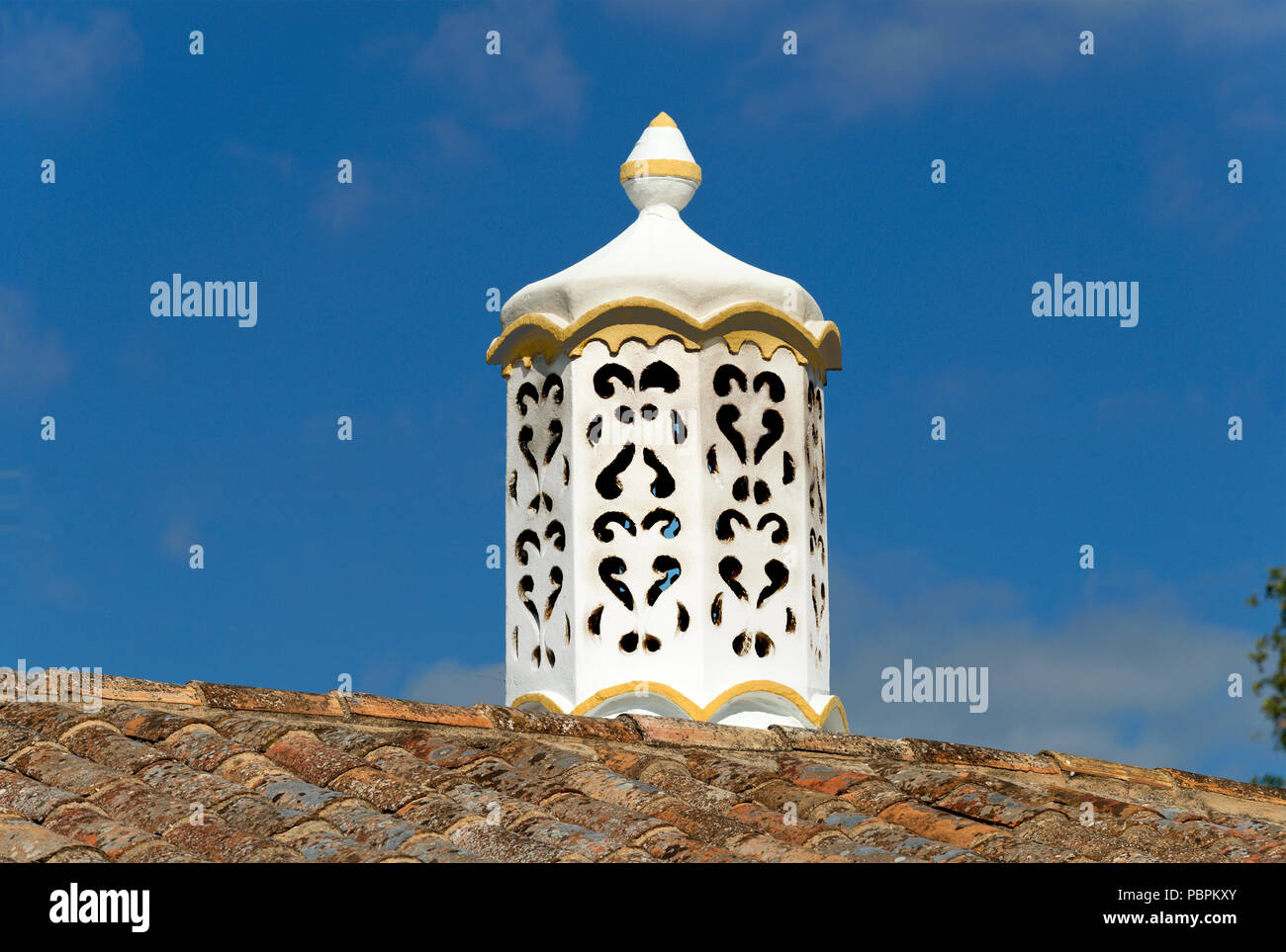 Un camini decorativi in Algarve orientale, Portogallo Foto Stock