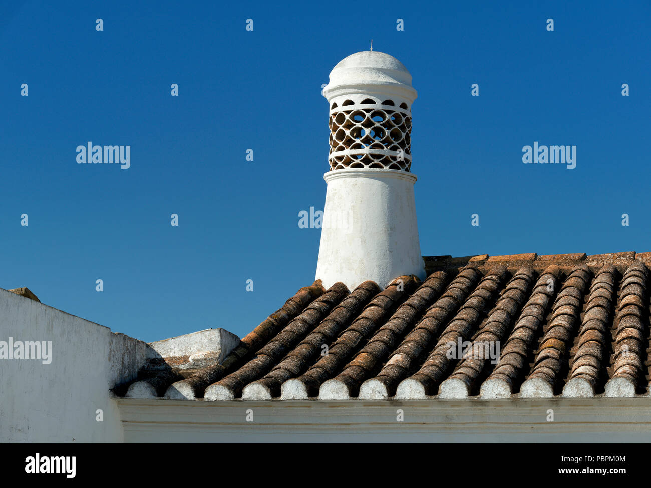 Un camino decorativo in Algarve orientale Foto Stock