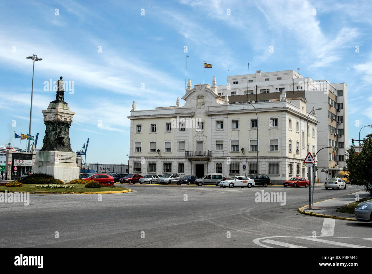 Il Commandancia de Marina (Marina spagnola comando) nella Plaza Sevilla vicino al contenitore di occupato/ nave da crociera port nella vecchia città di Cadice, Andalus Foto Stock