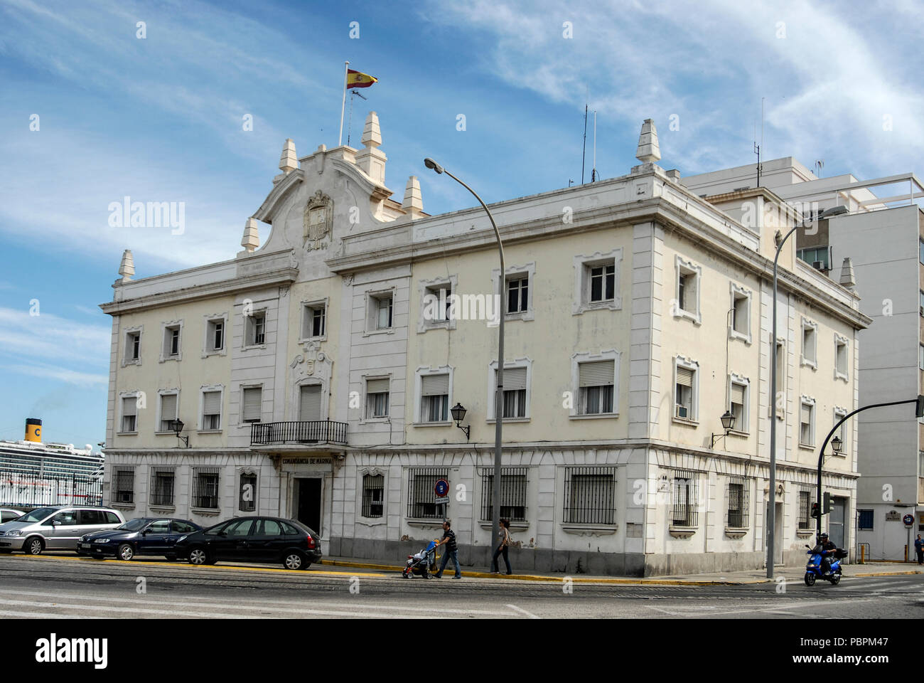 Il Commandancia de Marina (Marina spagnola comando) nella Plaza Sevilla vicino al contenitore di occupato/ nave da crociera port nella vecchia città di Cadice, Andalus Foto Stock