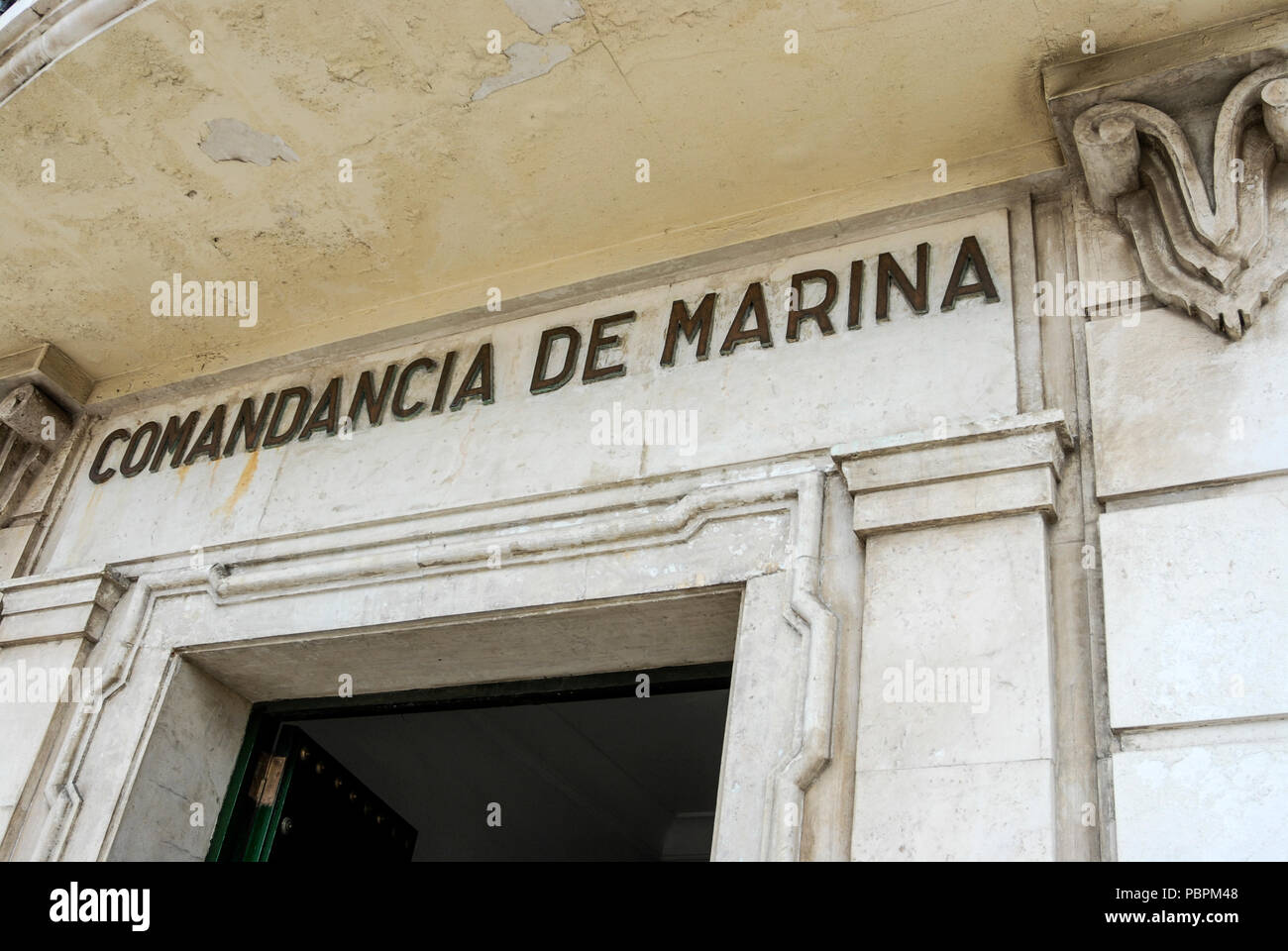Il Commandancia de Marina (Marina spagnola comando) nella Plaza Sevilla vicino al contenitore di occupato/ nave da crociera port nella vecchia città di Cadice, Andalus Foto Stock